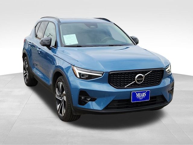 2023 Volvo XC40 Ultimate Dark Theme