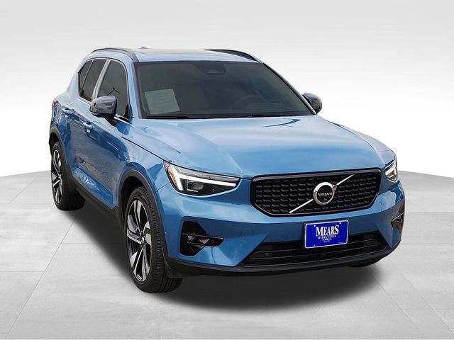 2023 Volvo XC40 Ultimate Dark Theme