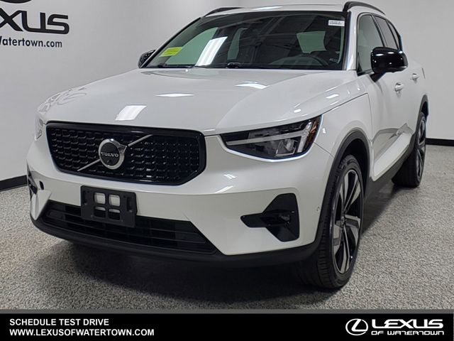 2023 Volvo XC40 Ultimate Dark Theme