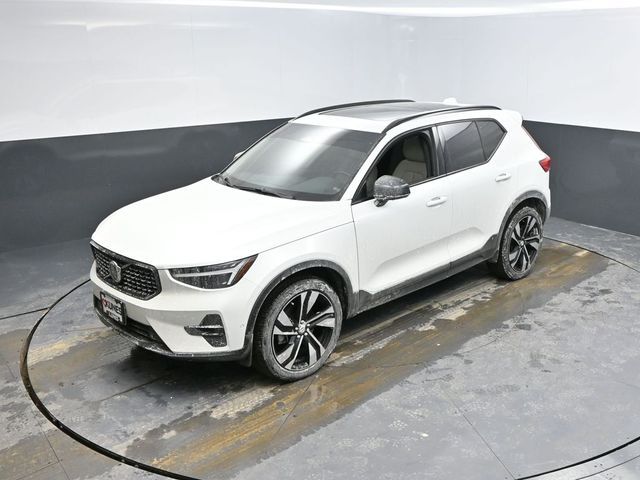 2023 Volvo XC40 Ultimate Dark Theme