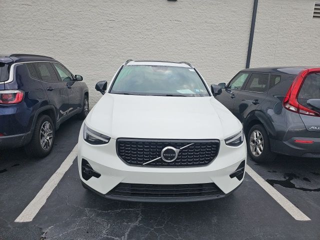 2023 Volvo XC40 Ultimate Dark Theme