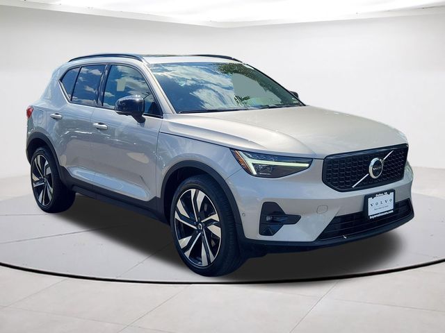 2023 Volvo XC40 Ultimate Dark Theme