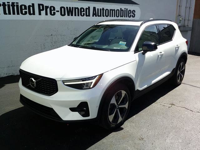 2023 Volvo XC40 Ultimate Dark Theme