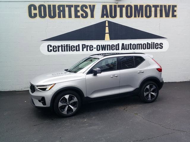 2023 Volvo XC40 Ultimate Dark Theme