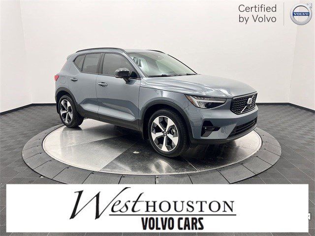 2023 Volvo XC40 Ultimate Dark Theme