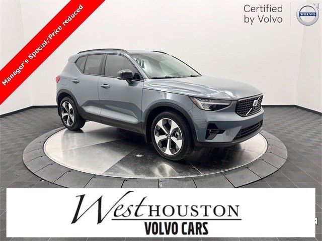 2023 Volvo XC40 Ultimate Dark Theme