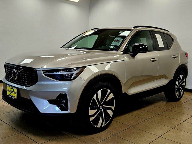 2023 Volvo XC40 Ultimate Dark Theme