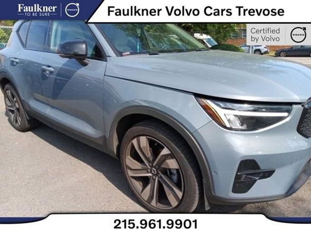 2023 Volvo XC40 Ultimate Dark Theme