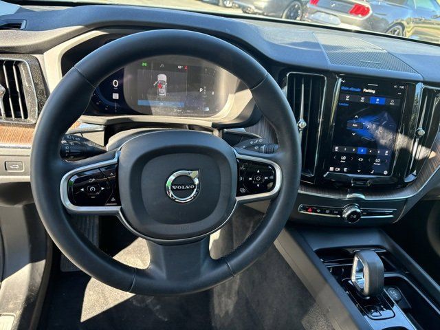 2023 Volvo XC60 Plus Bright Theme