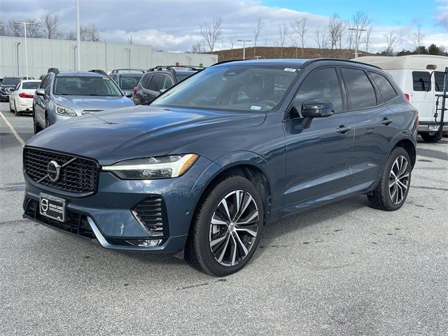 2023 Volvo XC60 Plus Dark Theme