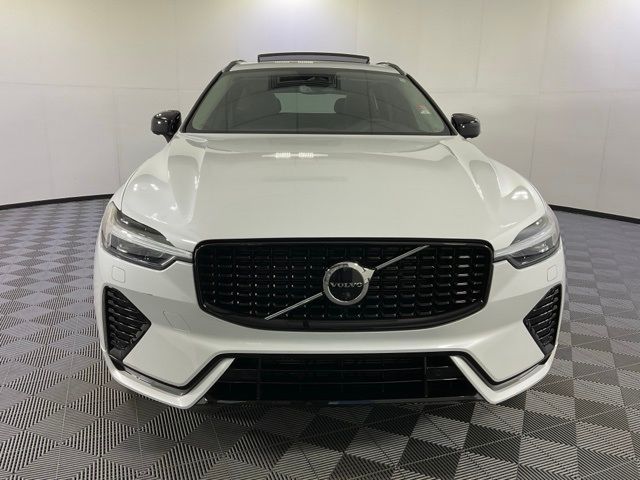 2023 Volvo XC60 Plus Dark Theme