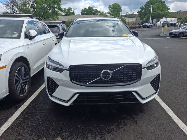 2023 Volvo XC60 Plus Dark Theme