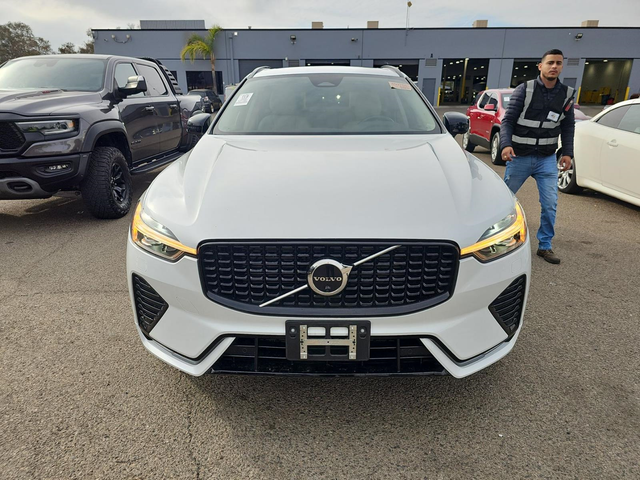 2023 Volvo XC60 Plus Dark Theme