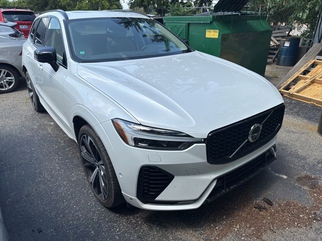 2023 Volvo XC60 Recharge Plug-In Hybrid Ultimate Dark Theme