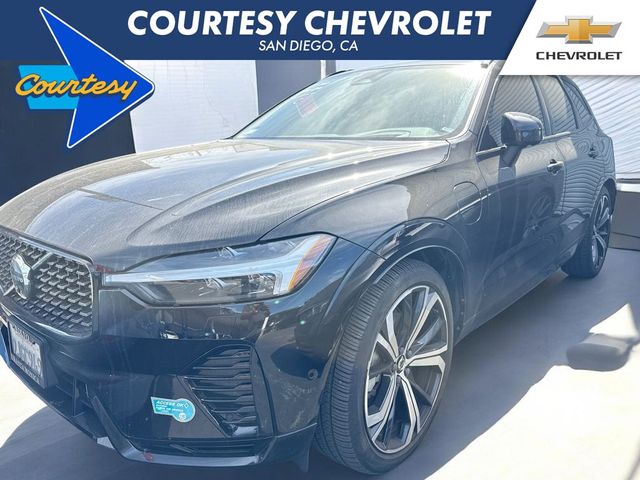 2023 Volvo XC60 Recharge Plug-In Hybrid Ultimate Dark Theme