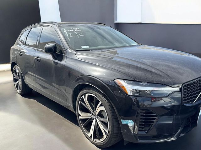 2023 Volvo XC60 Recharge Plug-In Hybrid Ultimate Dark Theme