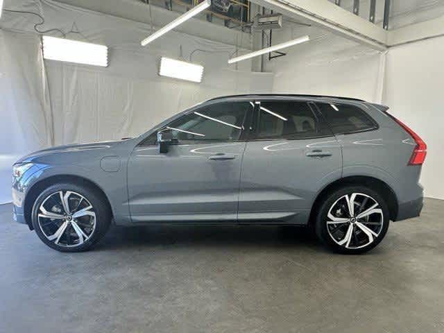 2023 Volvo XC60 Recharge Plug-In Hybrid Ultimate Dark Theme