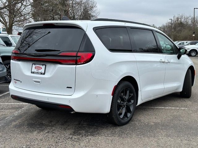 2024 Chrysler Pacifica Touring-L