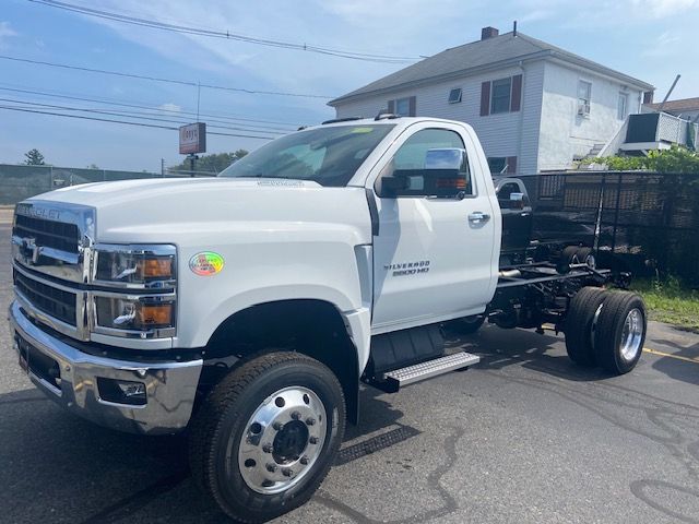 2024 Chevrolet Silverado MD LT