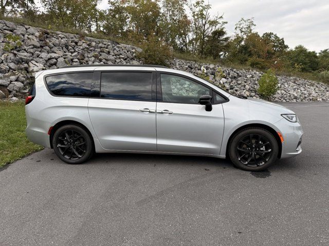 2024 Chrysler Pacifica Touring-L