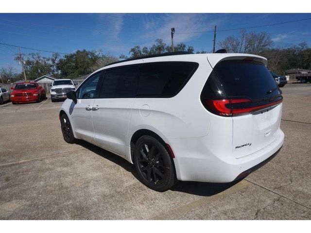 2024 Chrysler Pacifica Touring-L