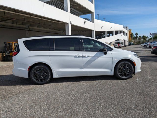 2024 Chrysler Pacifica Hybrid Premium S Appearance Pkg