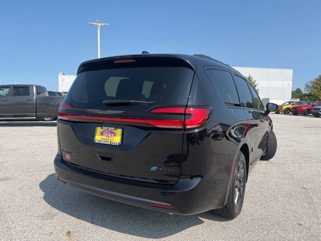 2024 Chrysler Pacifica Hybrid Road Tripper