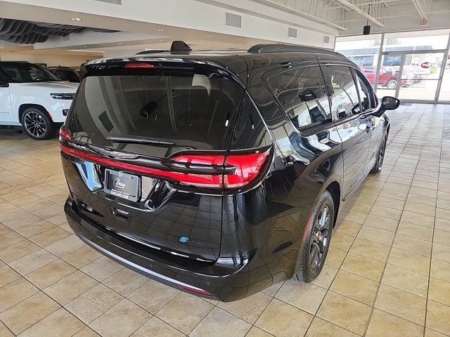 2024 Chrysler Pacifica Hybrid Road Tripper