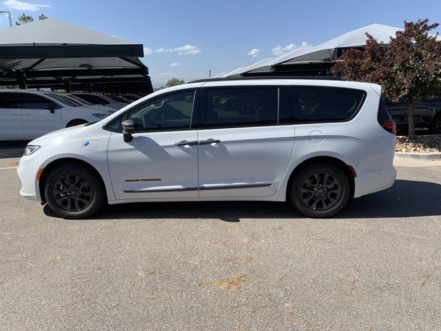 2024 Chrysler Pacifica Hybrid Road Tripper