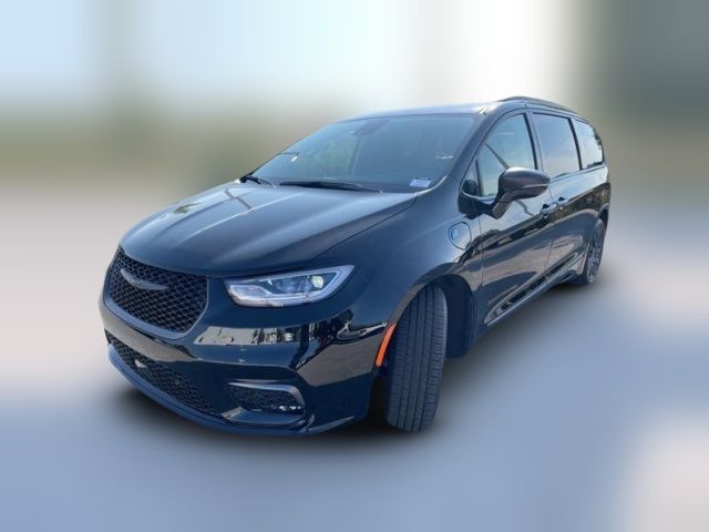 2024 Chrysler Pacifica Hybrid Road Tripper