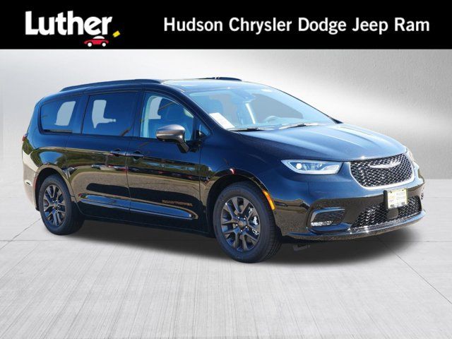 2024 Chrysler Pacifica Hybrid Road Tripper