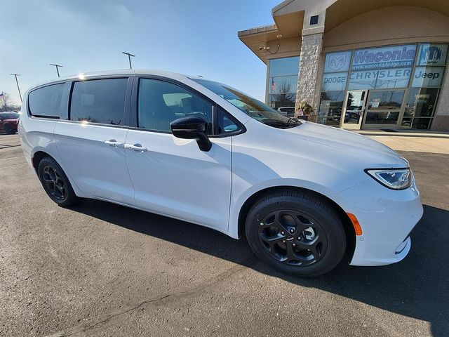 2024 Chrysler Pacifica Hybrid S Appearance Pkg