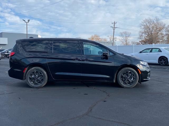 2024 Chrysler Pacifica Hybrid S Appearance Pkg