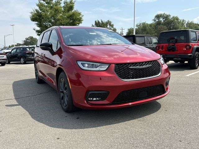 2024 Chrysler Pacifica Hybrid S Appearance Pkg