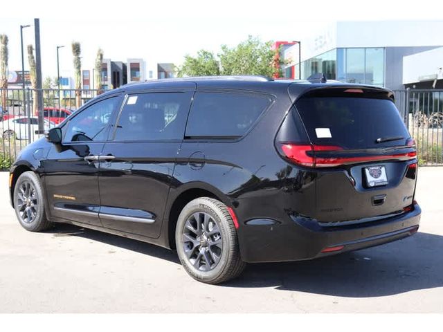 2024 Chrysler Pacifica Hybrid Road Tripper