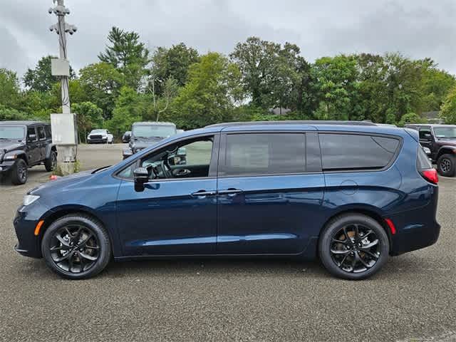 2024 Chrysler Pacifica Touring-L