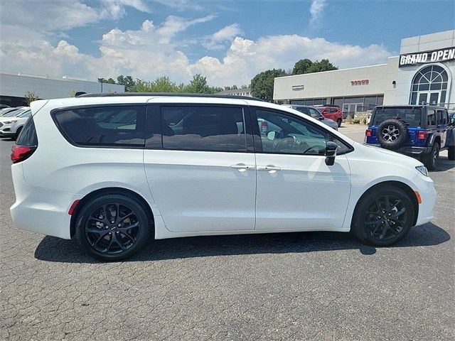 2024 Chrysler Pacifica Touring-L