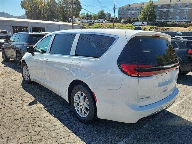 2024 Chrysler Pacifica Touring-L