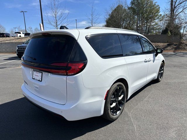 2024 Chrysler Pacifica Touring-L