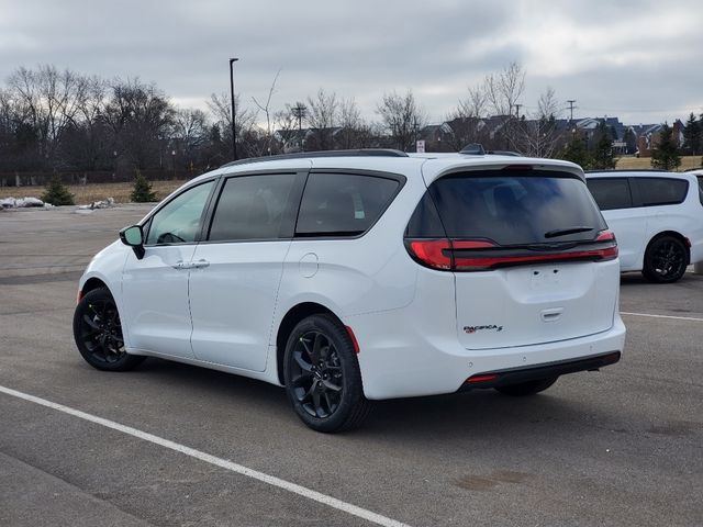 2024 Chrysler Pacifica Touring-L