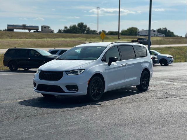 2024 Chrysler Pacifica Touring-L