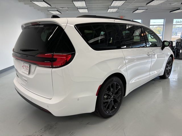 2024 Chrysler Pacifica Touring-L