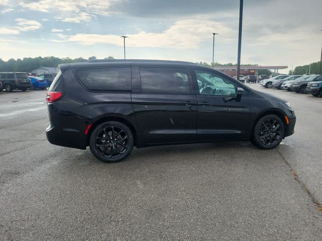 2024 Chrysler Pacifica Touring-L