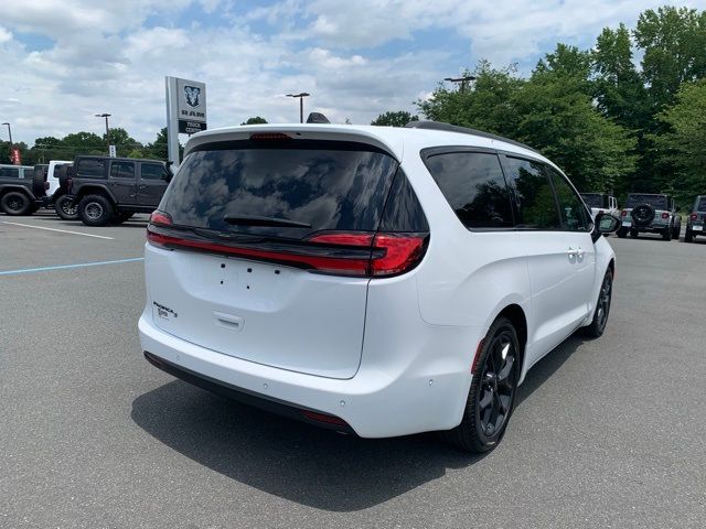 2024 Chrysler Pacifica Touring-L