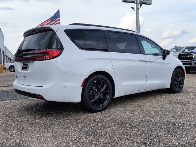 2024 Chrysler Pacifica Touring-L