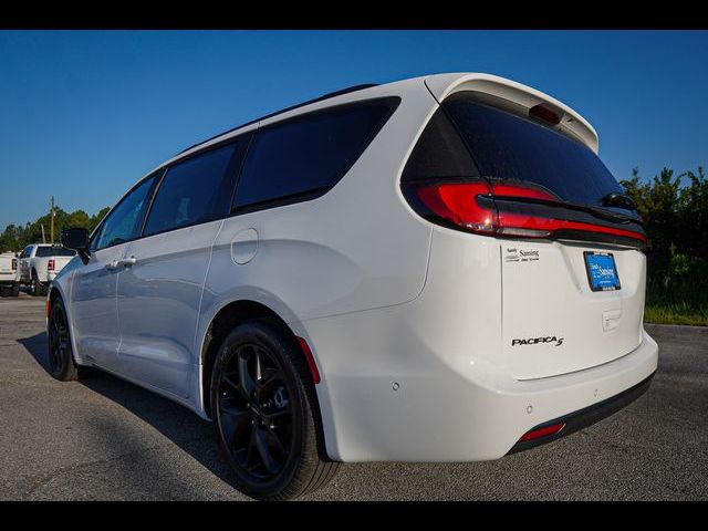 2024 Chrysler Pacifica Touring-L