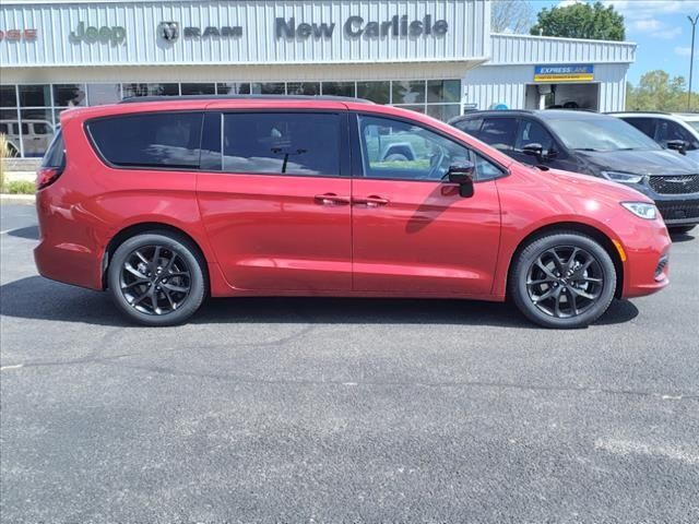 2024 Chrysler Pacifica Touring-L