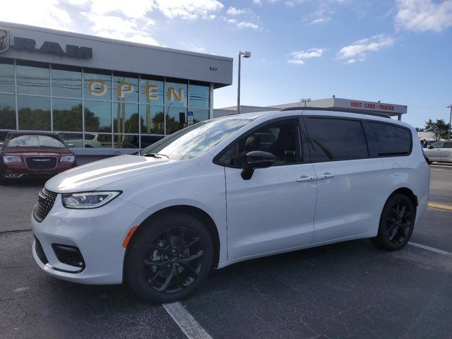 2024 Chrysler Pacifica Touring-L