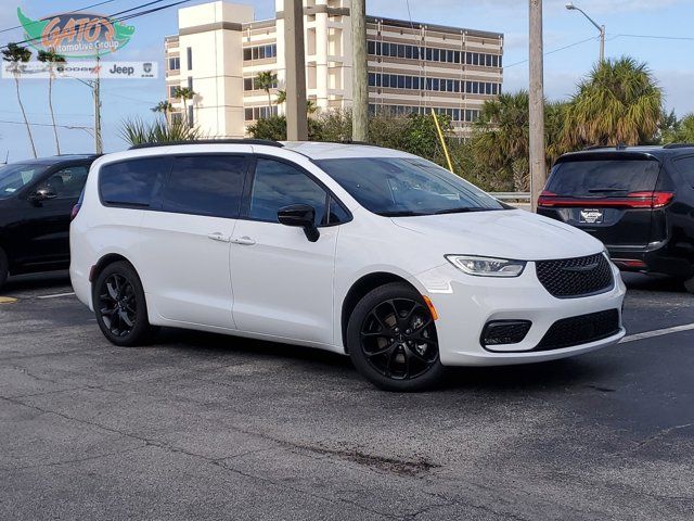 2024 Chrysler Pacifica Touring-L