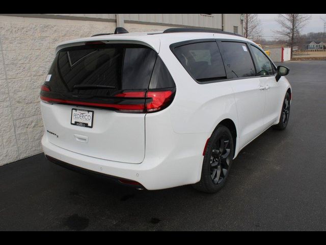 2024 Chrysler Pacifica Touring-L